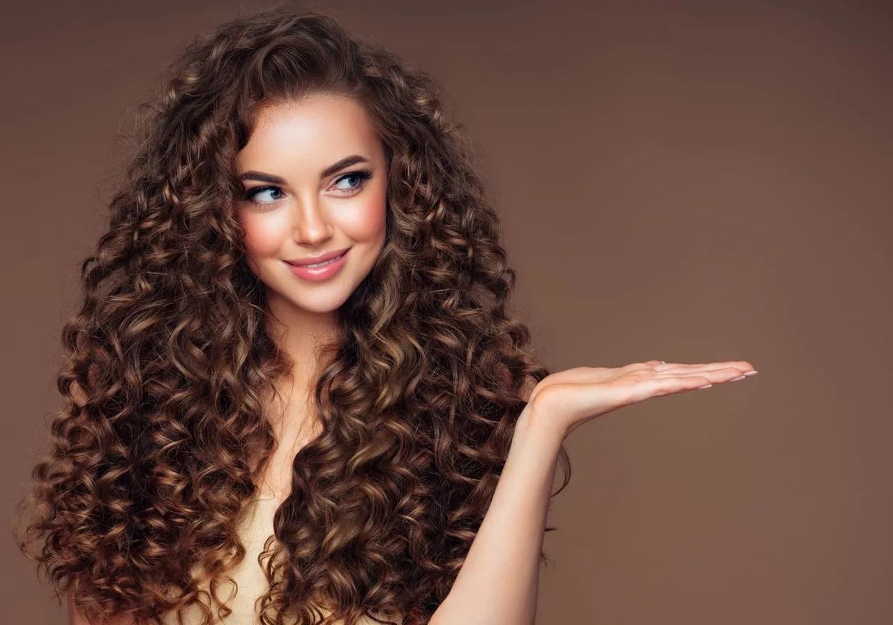 Cheveux bouclés et frisés : quelles huiles végétales choisir en 2024 pour nourrir et dompter ?