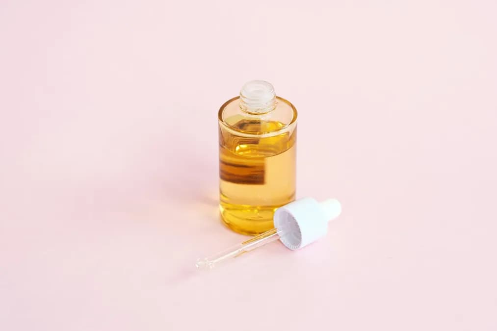 Huile de rose musquée : le secret naturel pour effacer cicatrices et rides