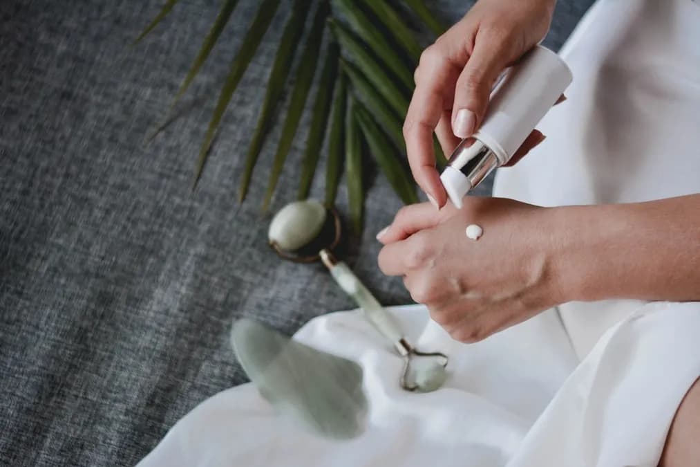 Huile d'amande douce : comment l'utiliser pour un soin visage et corps tout en douceur