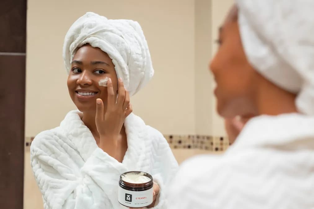 Routine visage minimaliste en 3 étapes avec huiles végétales pour une peau saine et naturelle