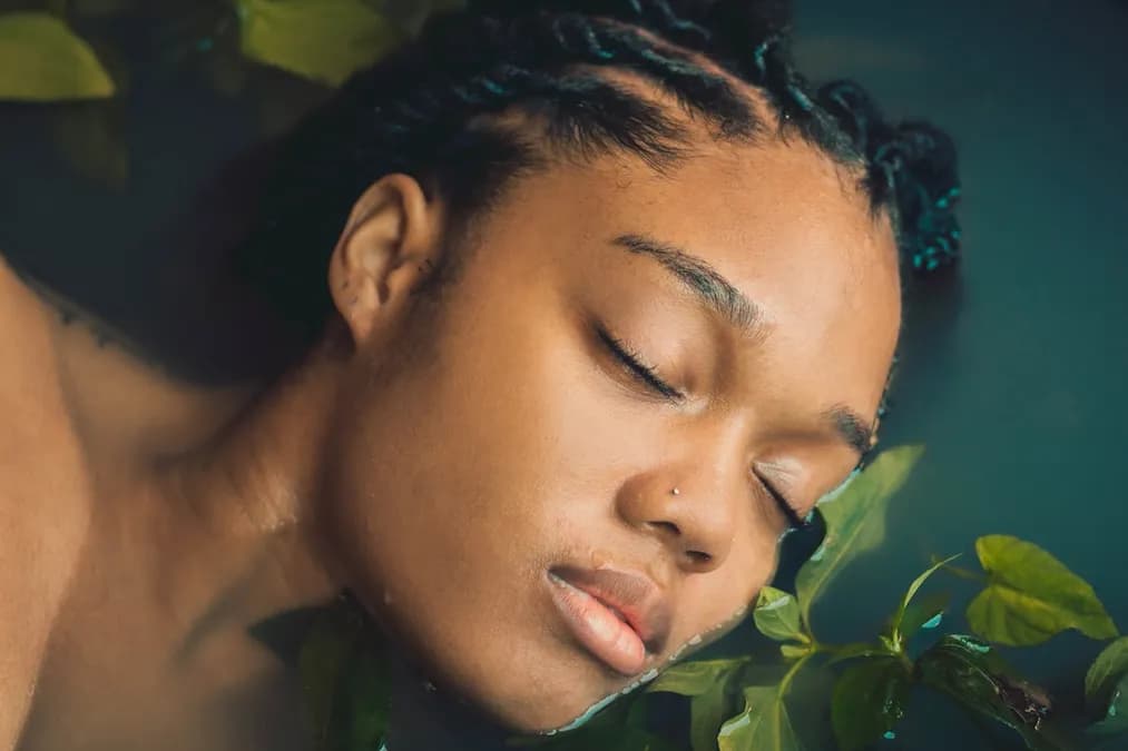 Huile de rose musquée : le soin naturel anti-cicatrice et anti-âge qui change tout