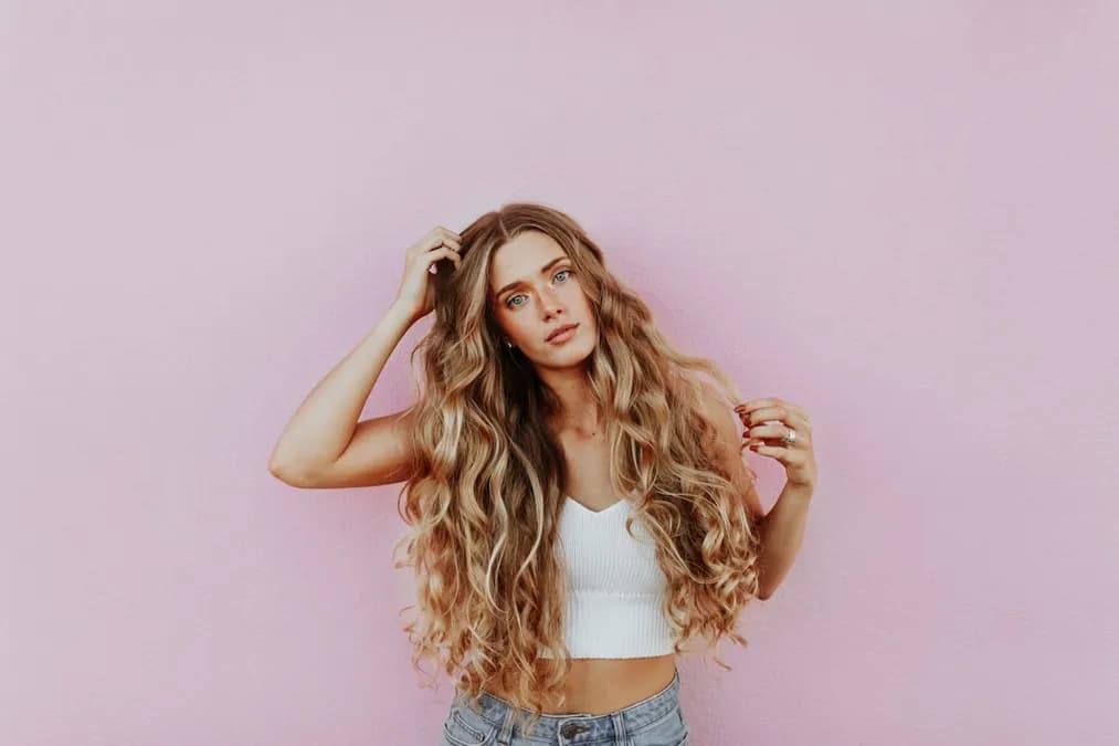 Bain d'huile cheveux : techniques et huiles naturelles les plus efficaces pour des résultats visibles