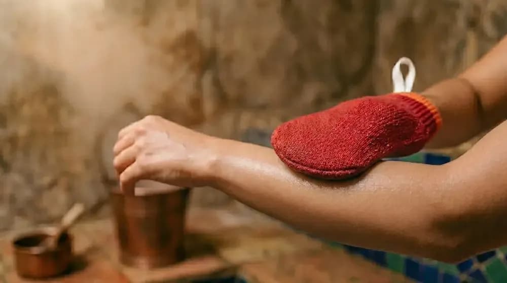 Comment bien utiliser des gants de kessa pour un gommage du hammam