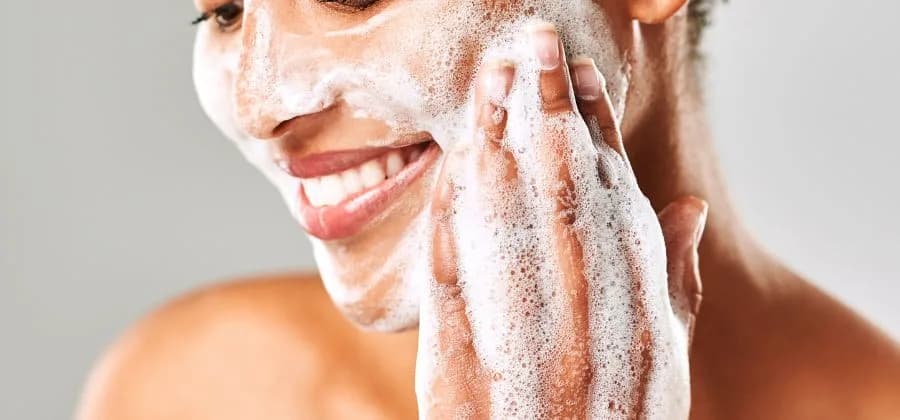 Comment hydrater naturellement une peau très sèche : protocole et produits