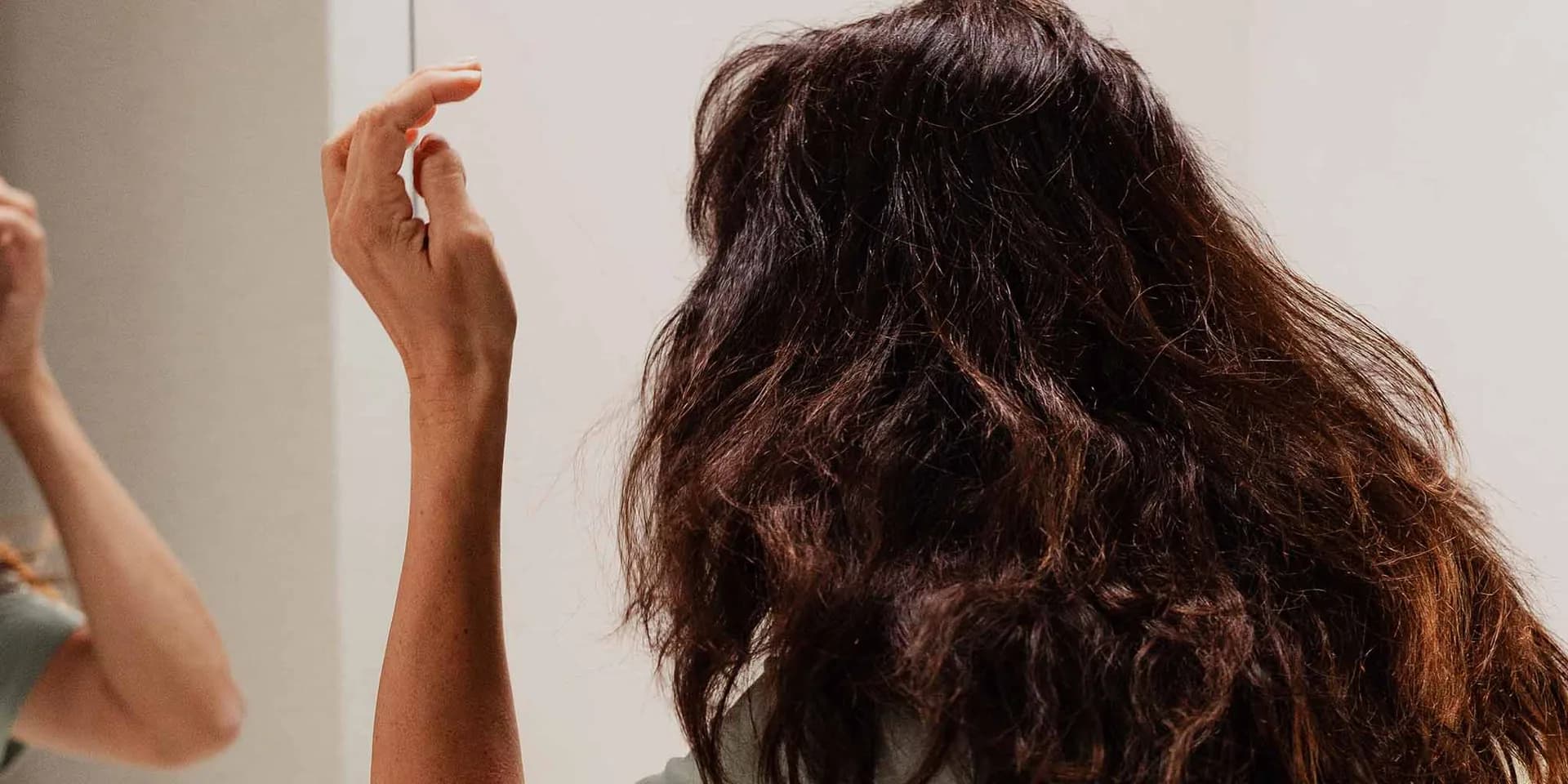 Comment lutter contre les cheveux frisottis avec les huiles naturelles