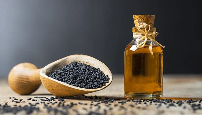 Huile de nigelle : comment l'utiliser pour une peau et des cheveux en santé?